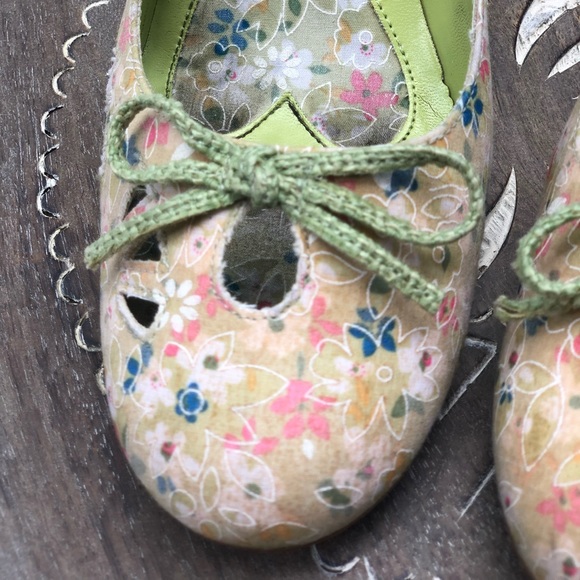 Sweet Summer Heels with Flowers and Bow Detail - Picture 5 of 7